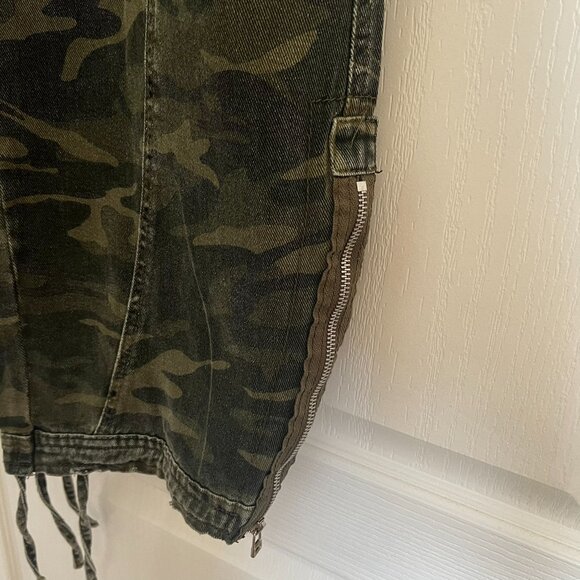 NWT Disclosure Rare Baggy Cargo Pants with Barrell/Wide Led Style Sz 13/31 - Picture 6 of 9
